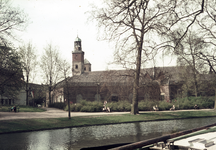 857602 Gezicht op de voormalige cavaleriestallen aan de Nicolaasdwarsstraat te Utrecht, met op de voorgrond de ...